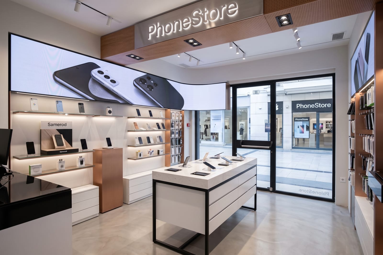 Intérieur du magasin Phone Store — smartphones et accessoires